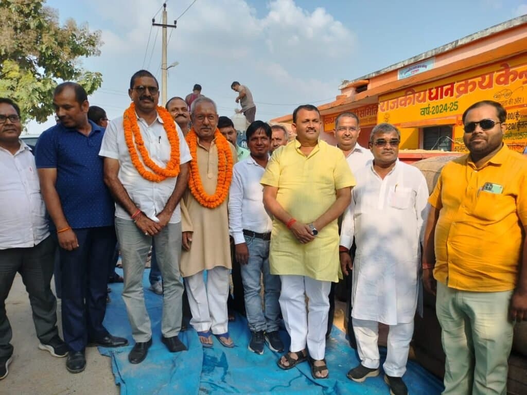 क्रय केंद्र पहुँचे किसानो का विधायक ने माला पहनाकर किया सम्मान