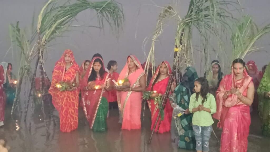 छत्तीस घंटे के निर्जला व्रत रह कर व्रतियों ने उदयगामी सूर्य को दिया अर्घ्य