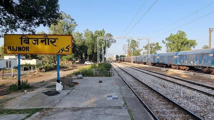 एक यात्री ने खुद को ट्रेन के डब्बे में बंद कर काट रहा हंगामा