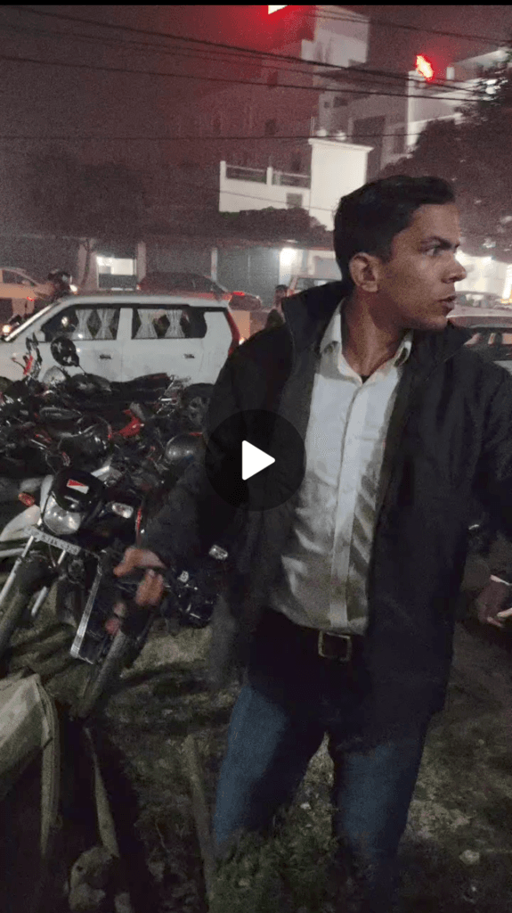 पिस्टल निकाल कर ,लड़के पर रोब झाड़ते दरोगा जी