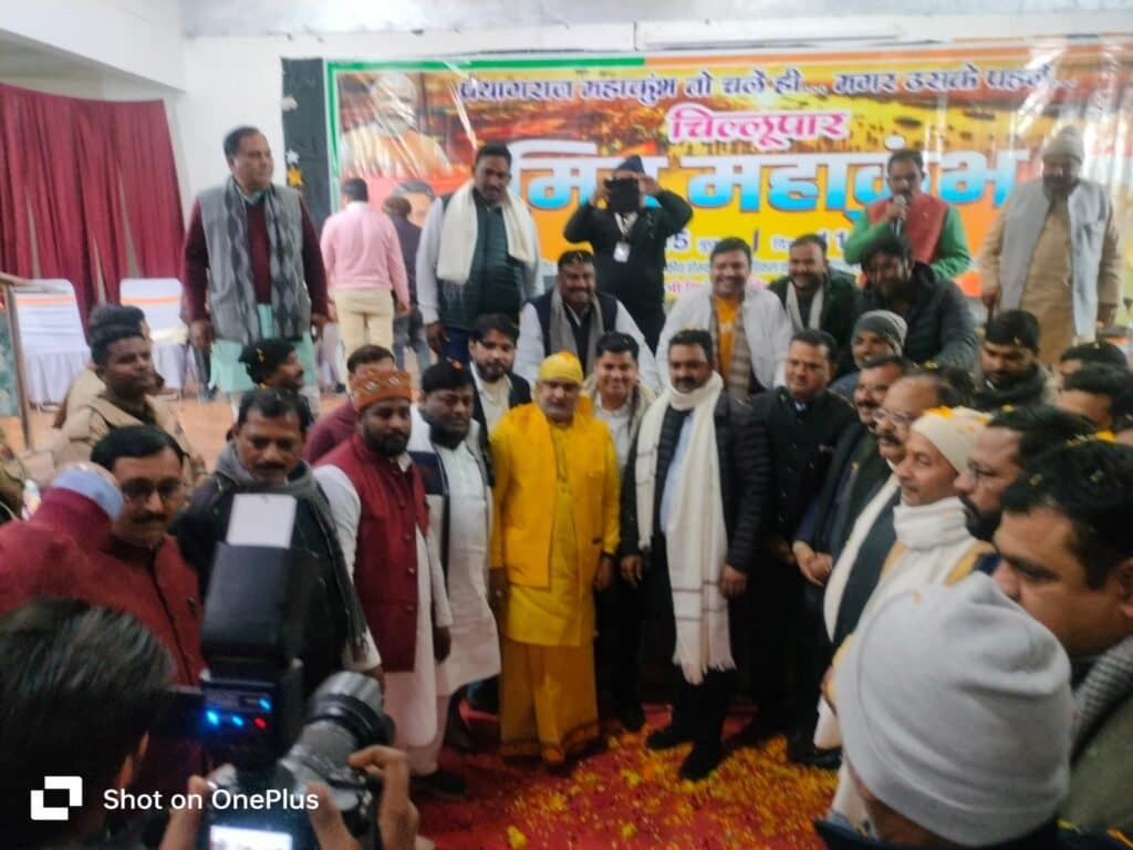 पुष्पवर्षा कर केंद्रीय मंत्री व विधायक ने किया मित्रों का स्वागत