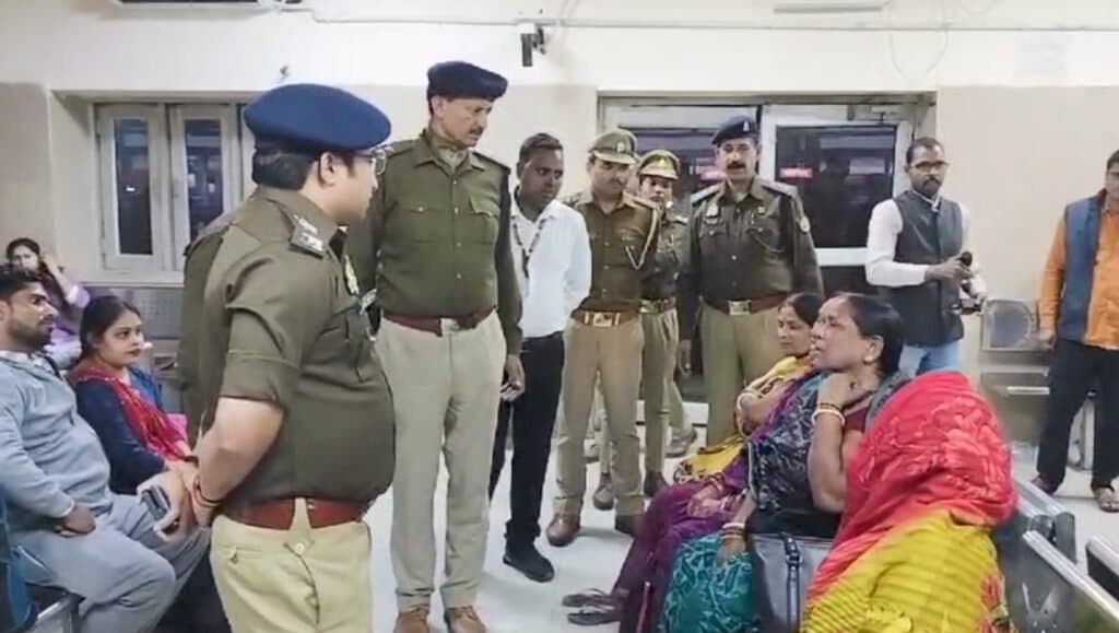 गोरखपुर रेलवे स्टेशन पर सुरक्षा व्यवस्था की पड़ताल, एसपी जीआरपी संदीप कुमार मीणा ने दिए कड़े निर्देश