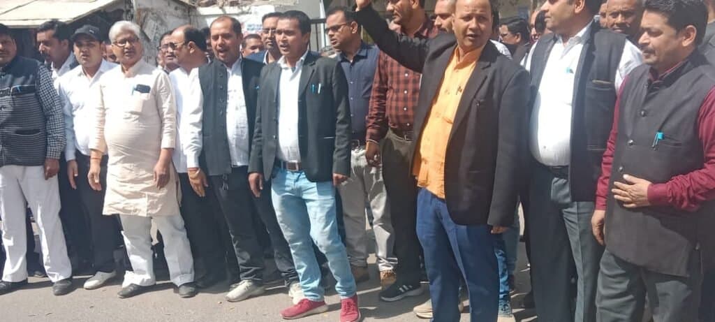 अधिवक्ता संशोधन बिल के विरोध में सहजनवा के वकीलों का प्रदर्शन