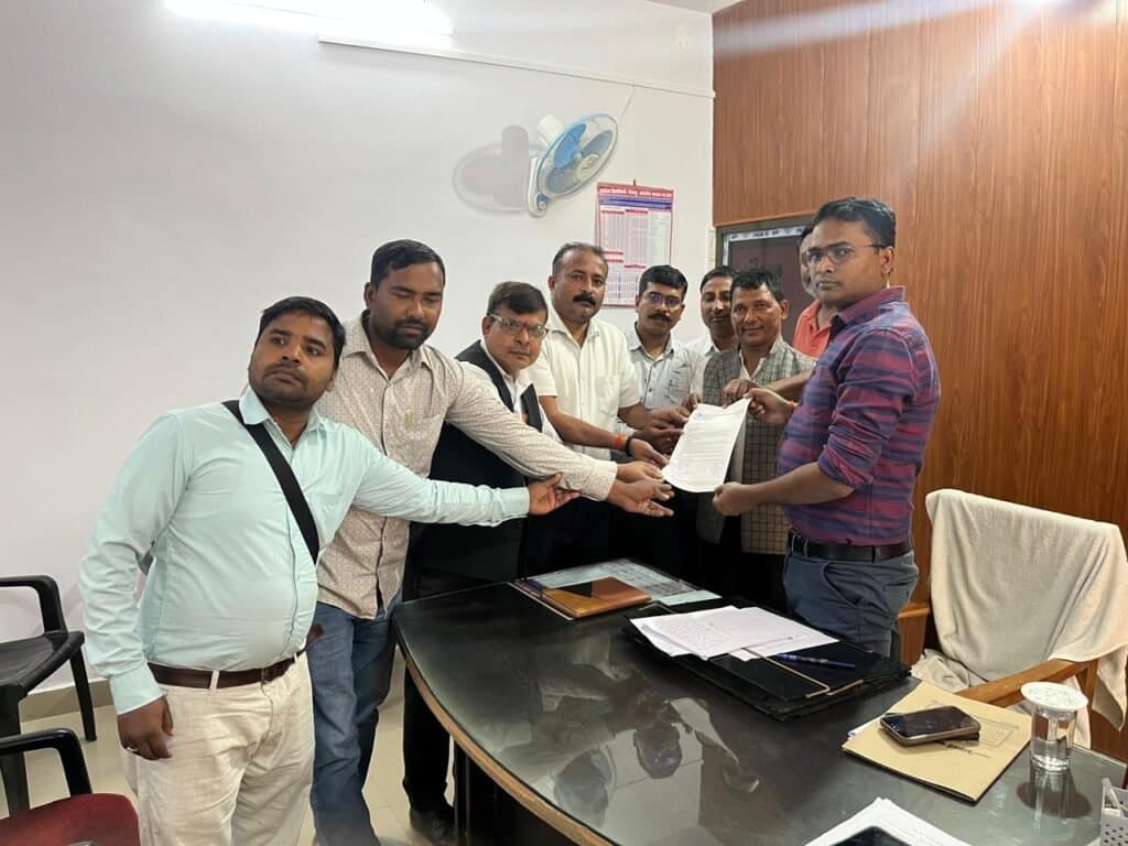 प्रदेश में हो रही पत्रकारों की हत्या अभद्रता और पुलिस उत्पीड़न को लेकर पत्रकारों ने मुख्यमंत्री को पांच सूत्री मांग पत्र के साथ ज्ञापन सौंपा