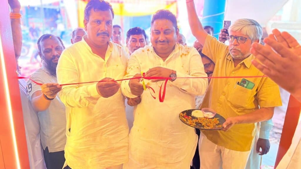 बड़हलगंज के कालेज रोड पर महफिल रेस्टोरेंट का हुआ उद्घाटन