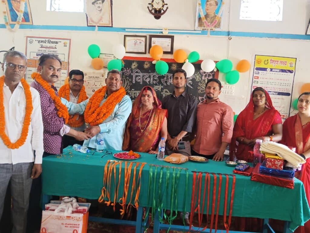 सेवानिवृत शिक्षकों की विदाई, बच्चें हुए सम्मानित