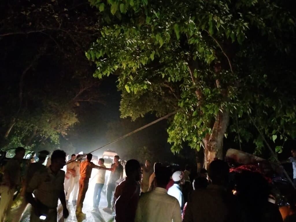 रविवार रात बड़ा सड़क हादसा, 6 की दर्दनाक मौत, 2 की हालत गंभीर
