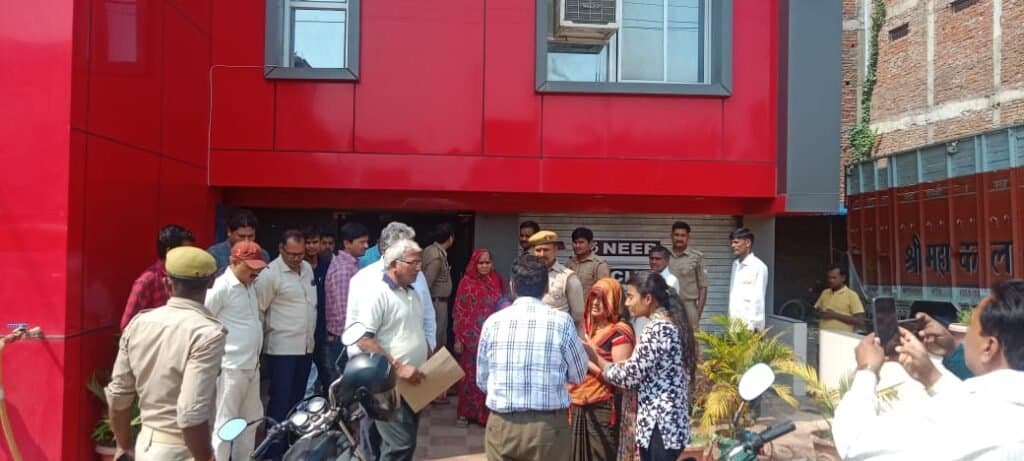 बॉम्बे होटल पर गीडा प्रशासन की बड़ी कारवाई, होटल को किया सीज