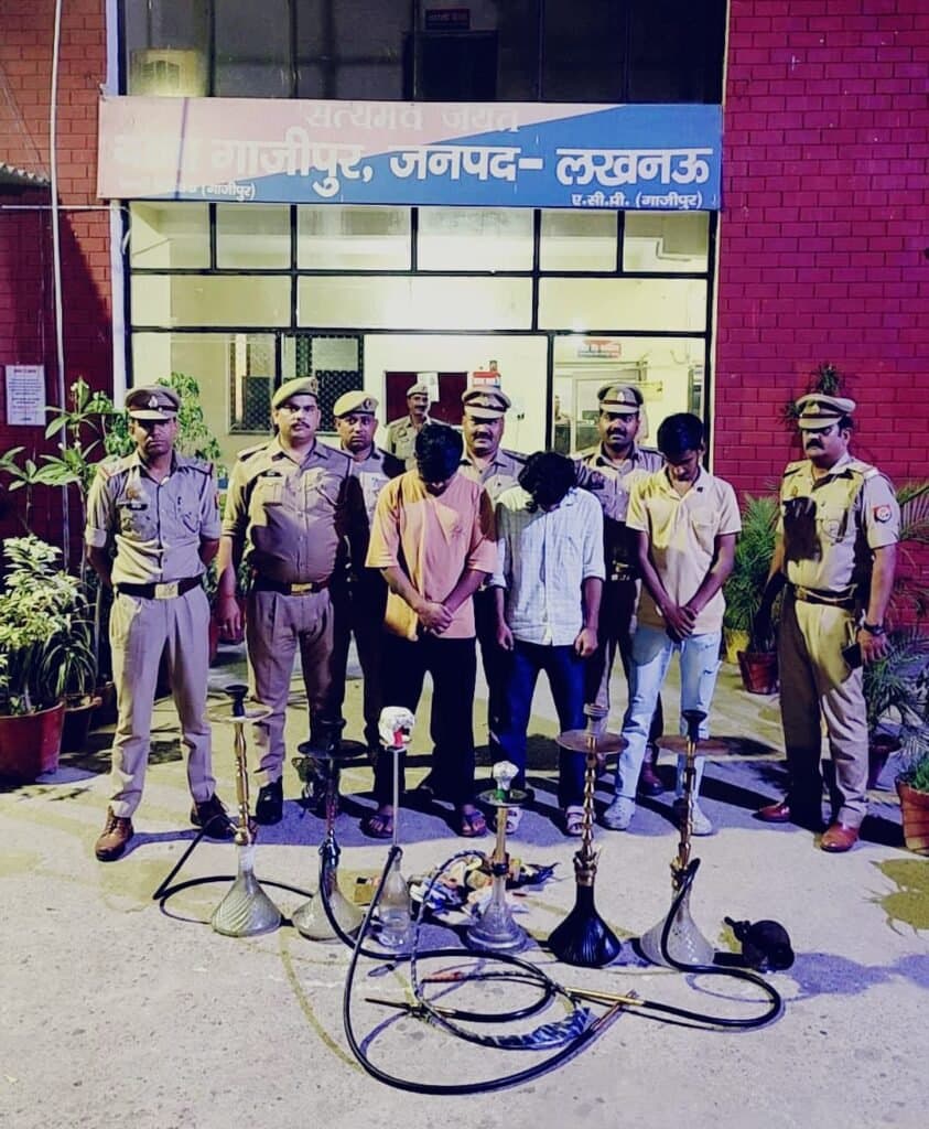 रेस्टोरेंट की आड़ में चल रहा था हुक्का बार थाना गाजीपुर पुलिस ने छापा मारा हुक्का सामग्री जब्त की