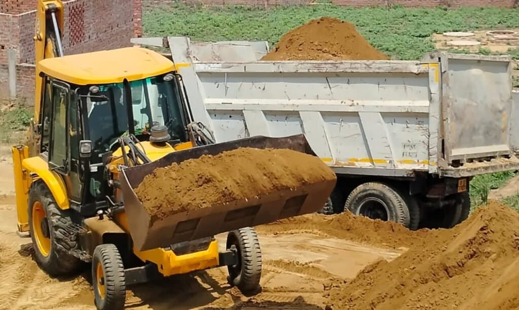 खनन अधिकारी मेहरबान से सीलिंग ज़मीन और चारागाह की जमीन पर खनन कार्य जोरों पर