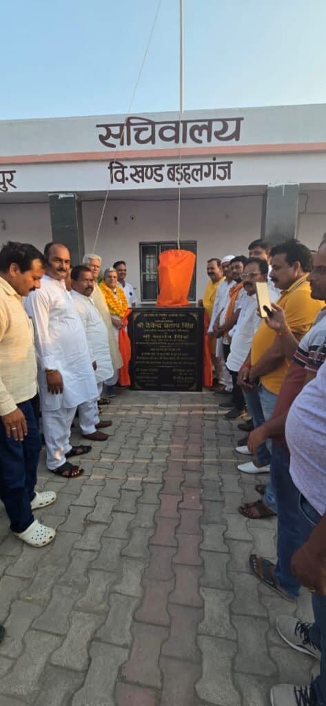 मकरंदपुर में अशोक स्तंभ का एमएलसी ने किया लोकार्पण