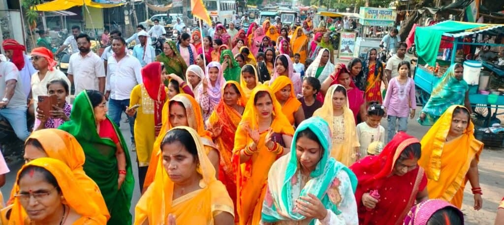 शिव मंदिर प्राण प्रतिष्ठा जुलूस में उमड़े श्रद्धालु