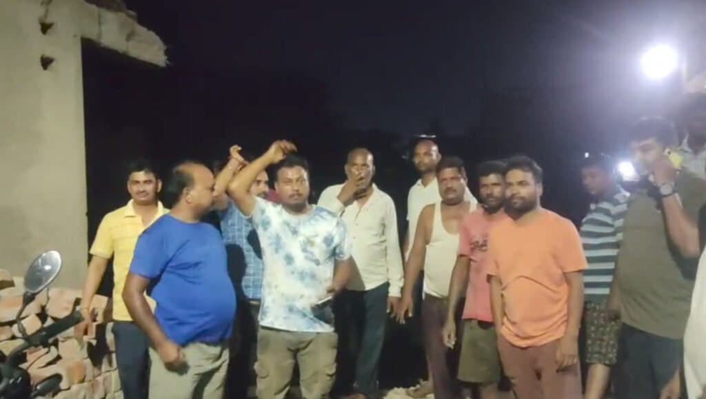 गोड़धोइया नाले का पानी घरों मे घुसने पर लोगों ने किया हंगामा, विवाद की सूचना पर पहुंचे जल निगम के इंजीनियर, कराया शांत