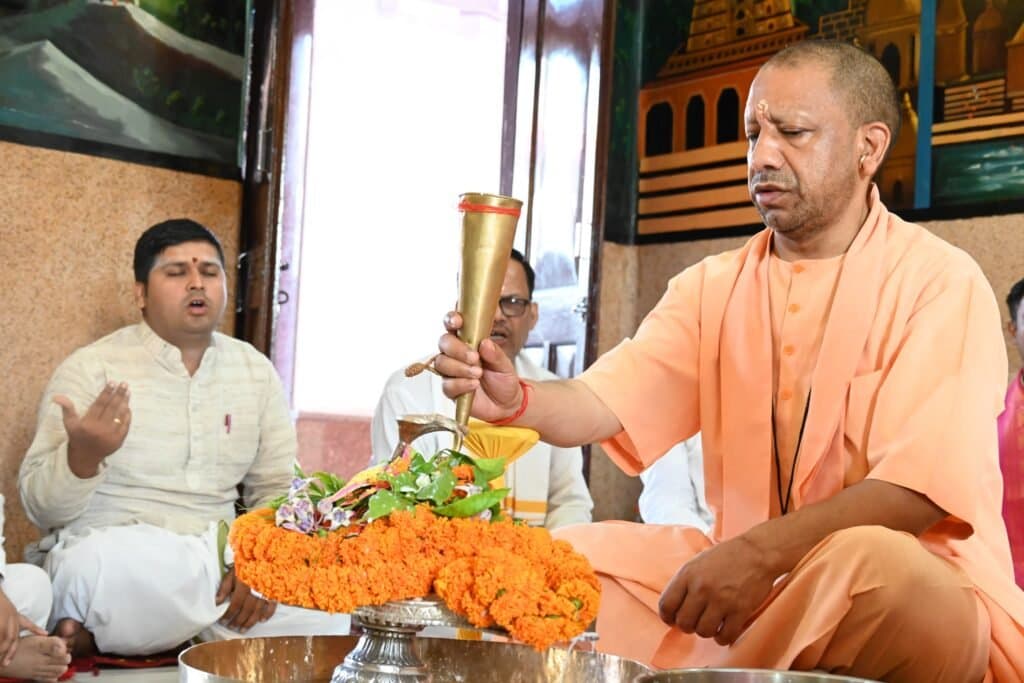 सावन के पहले दिन सीएम योगी ने किया रुद्राभिषेक, जल, दूध एवं ऋतुफल के रस से हुआ रुद्राभिषेक