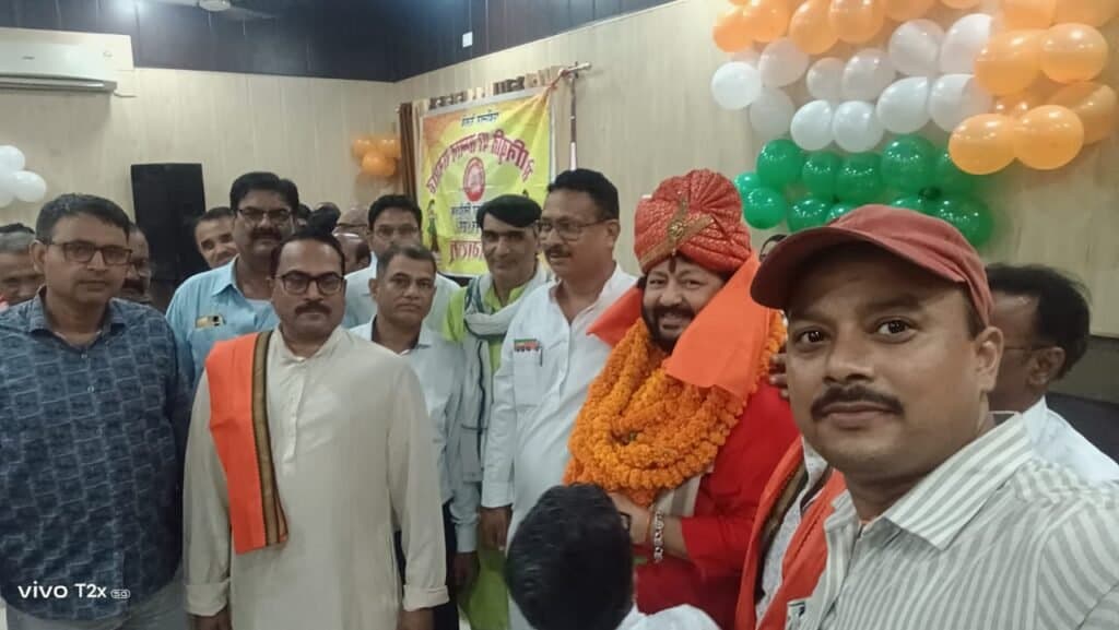 पूर्वोत्तर रेलवे कर्मचारी संघ के महामंत्री विनोद राय, सहायक महामंत्री व अन्य ने मनाया चीफ टीटीई नंदू मिश्रा का रिटायरमेंट समारोह