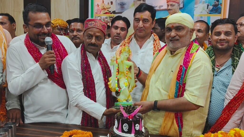 चिल्लूपार विधायक के जन्मदिन पर समर्थकों ने काटा केक दी मिठाई