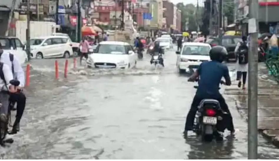 बारिश ने गोरखपुर नगर निगम के दावों की खोली पोल नालिया हुई ओवरफ्लों