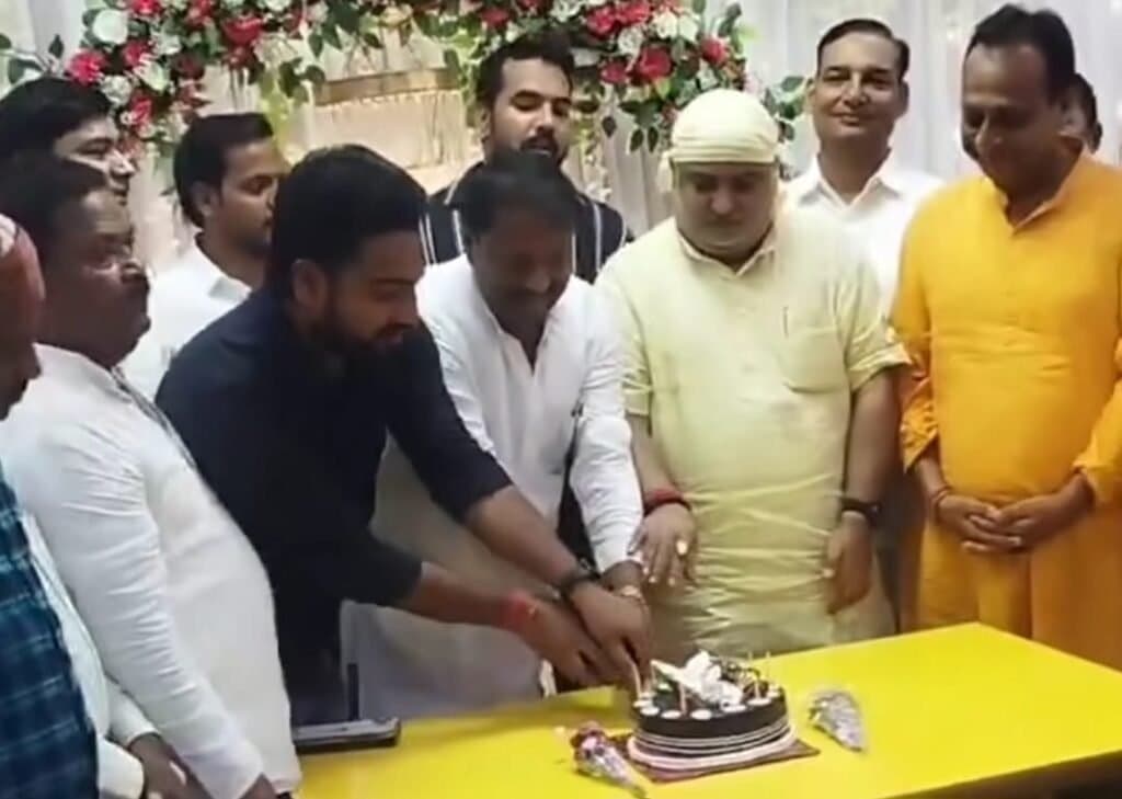 विधायक व युवाओ ने अखिलेश दूबे का केक काटकर मनाया जन्मदिन