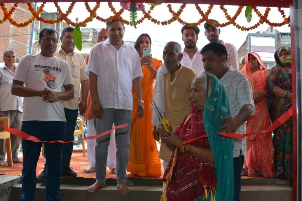 पोते के दुकान का उद्घाटन 85 वर्षीय दादी ने फिता काटकर किया