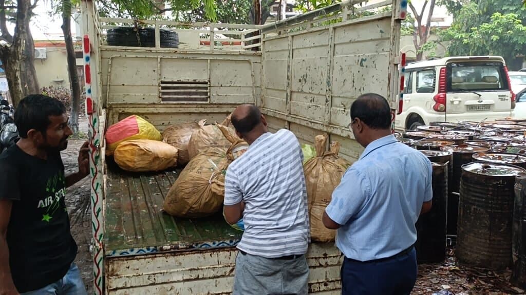 रक्षाबंधन पर मीठे जहर का काला कारोबार: फूड विभाग की टीम ने पकड़ा 32 बोरी मिलावटी खोवा