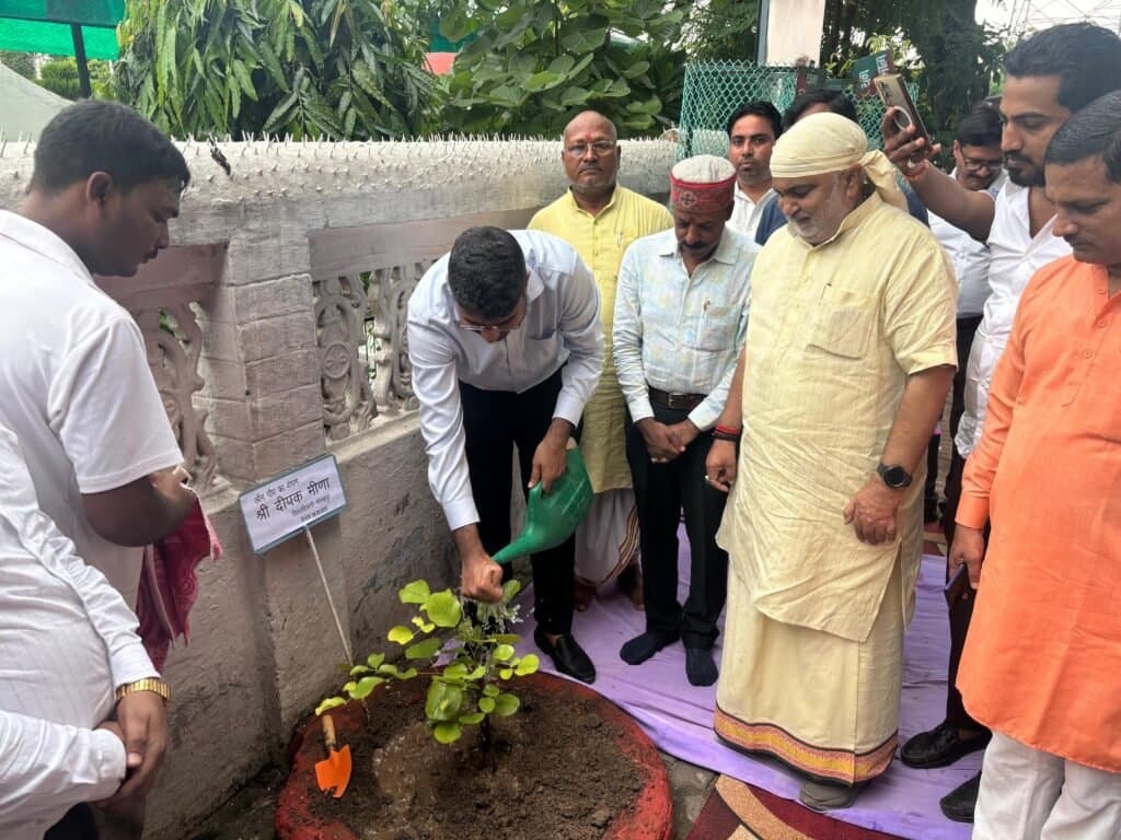 मुक्तिपथ पहुंचे डीएम ने लौंग के पौधे का किया पौधारोपण