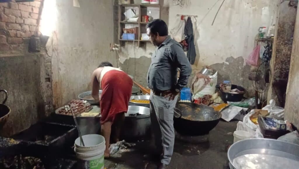 फूड विभाग में ताबड़तोड़ छापेमारी कर लिए नमूने