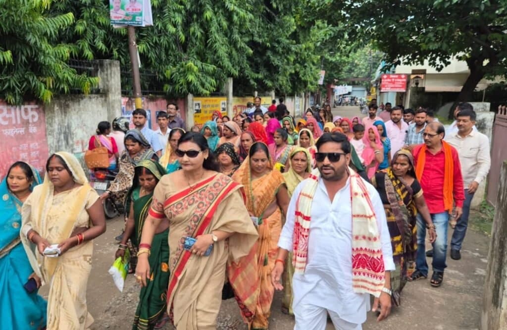 भाजपा महिला कार्यकर्ताओं ने नीलम सिंह राना के नेतृत्व में कांग्रेस कार्यालय पहुंच कर चूड़ियां भेट की