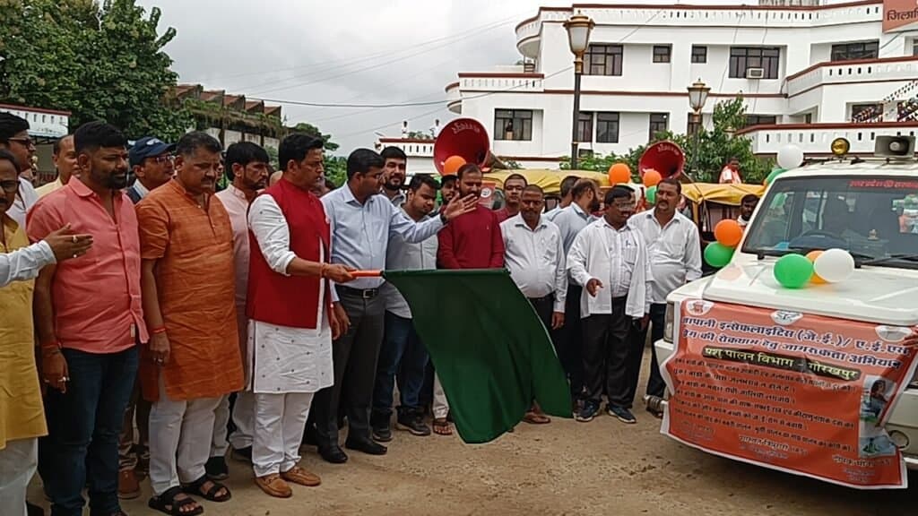 संचारी रोग नियंत्रण अभियान का शुभारंभ, सांसद रवि किशन ने दिखाई हरी झंडी