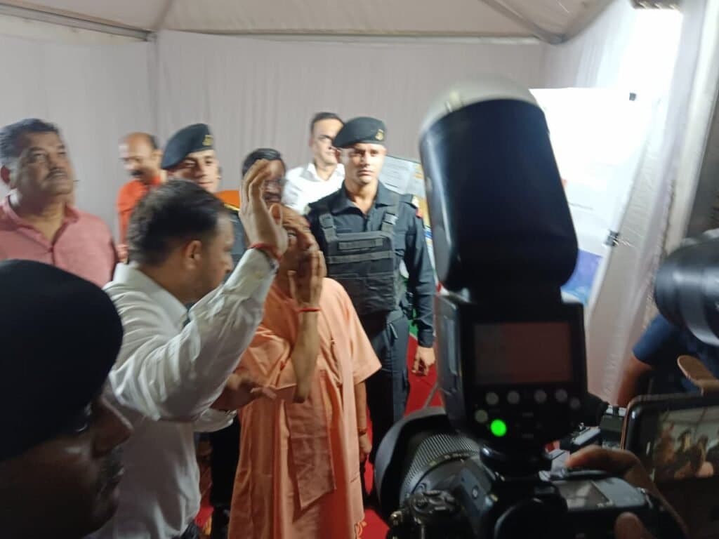 सीएम योगी आदित्यनाथ ने महानगर में चल रहे विभिन्न विकास कार्यों को निरीक्षण किया