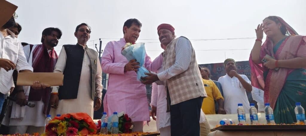 नगर विकास मंत्री को ज्ञापन सौंप, विकास कार्यों के लिये मांगा धन