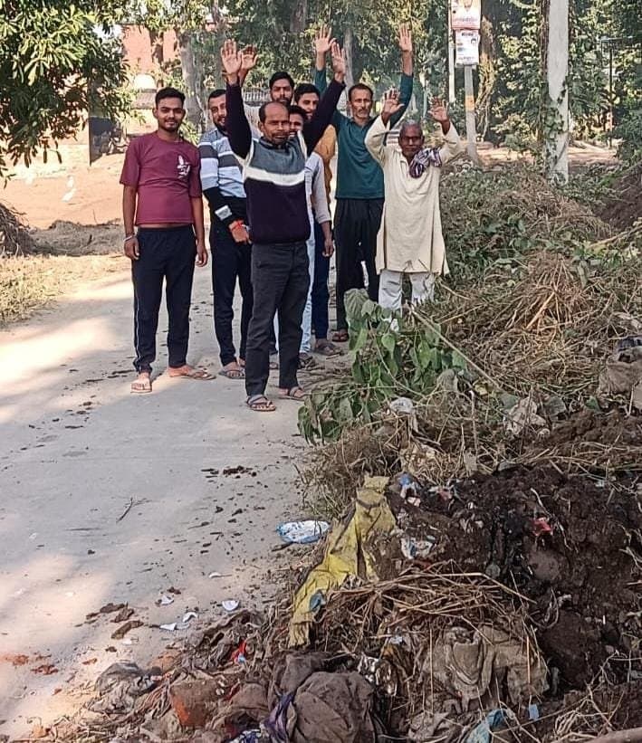 नहर सफाई में ठेकेदार की लापरवाही, सड़क पर फैला मलबा, ग्रामीणों का हंगामा