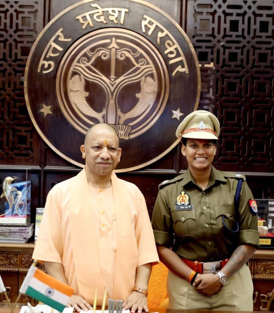 क्रिकेट टीम की सदस्य सुश्री दीप्ति शर्मा जी ने शिष्टाचार भेंट की यूपी सीएम योगी आदित्यनाथ से