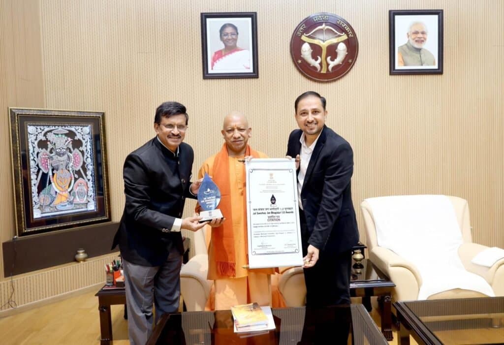 सीएम योगी से मिले गोरखपुर के महापौर