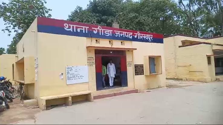 अनियंत्रित बस दुकान में घुसी, युवक घायल, लगभग 10 लाख का नुकसान