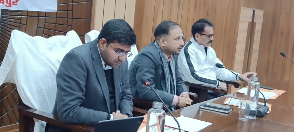 नगर निगम सदन हाल में पीएम सूर्यघर मुफ्त बिजली योजना की व्यापक समीक्षा बैठक, डीएम दीपक मीणा ने जनप्रतिनिधियों को बनाया अभियान का सहभागी।