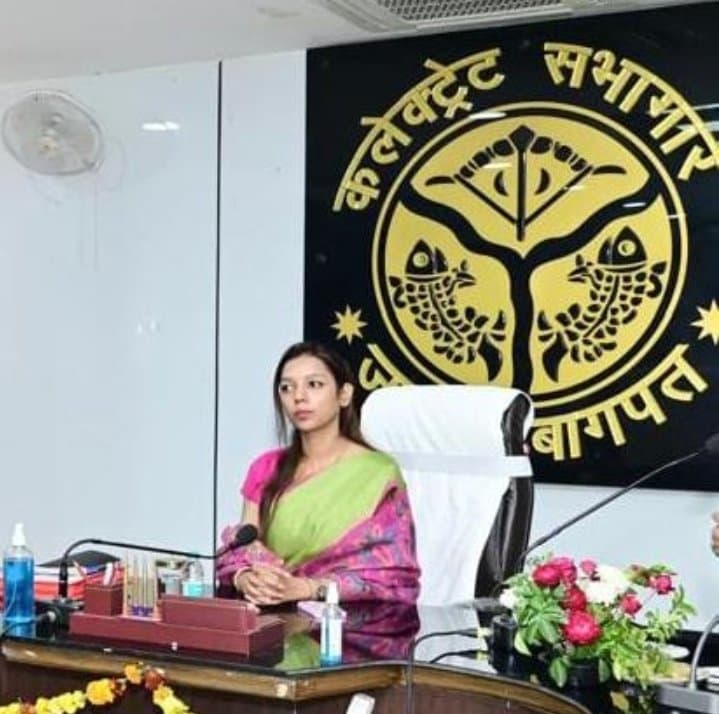 कलेक्टर ने अपनी आँखें दान किया !!