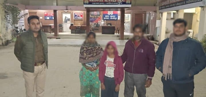 “गुमशुदा बालक 1 घंटे में मिला, पुलिस ने परिजनों को सकुशल सौंपा”।