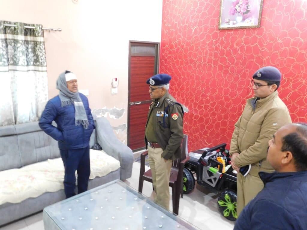 रिटायर्ड लेखपाल के घर लूट की वारदात से हड़कंप, एडीजी जोन व डीआईजी रेंज ने किया घटनास्थल का निरीक्षण