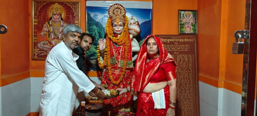 भजन संध्या के साथ विशाल भंडारा बालाजी दरबार में