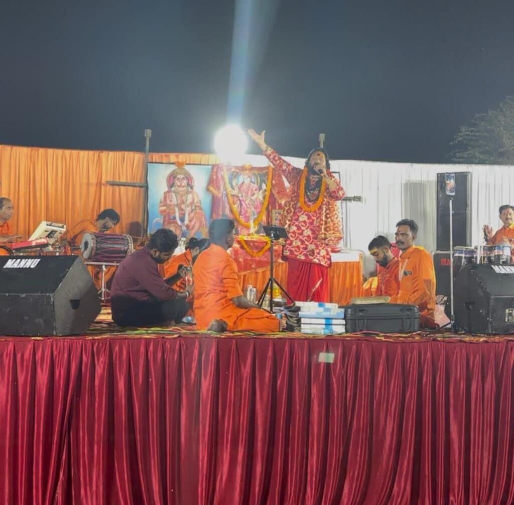 अमटौरा में भव्य भजन संध्या का आयोजन, भजन सम्राट नन्दू मिश्रा के भजनों पर झूमे श्रद्धालु