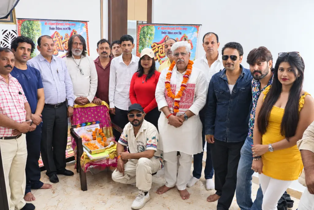 चौधरी ऋषिपाल सिंह, मुकेश कुमार सिंह, तेज प्रताप सिंह, दिनेश चौधरी, विष्णु गुप्ता के हाथों फीता काटकर ब्रज भाषा की फीचर फ़िल्म देहाती बीबी की शूटिंग शुरू