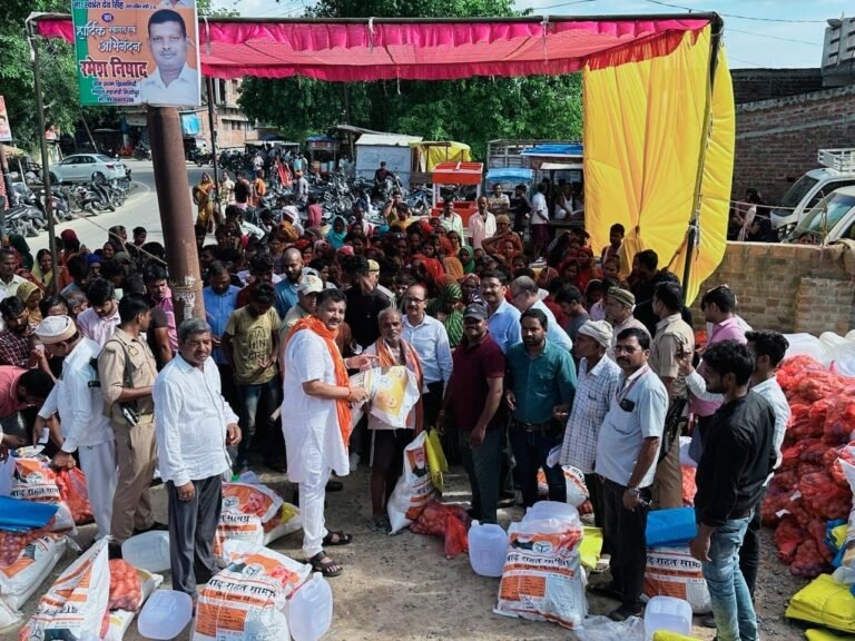 विधायक ग्रामीण सदर तहसील प्रशासन के साथ बाढ़ राहत सामग्री की वितरित