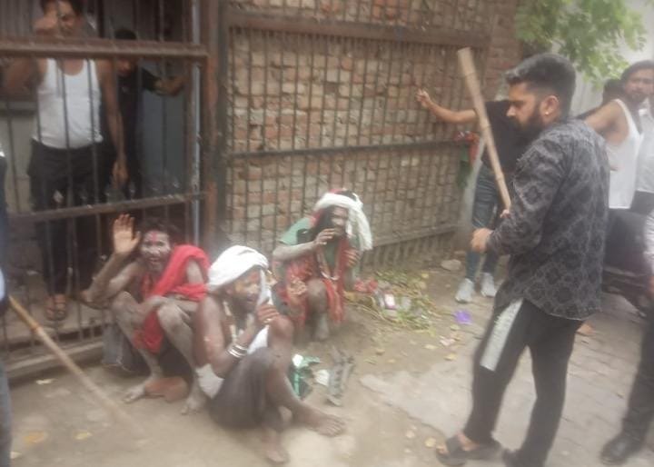 तीन साधुओं को संदिग्ध बताकर लोगों ने पीटा.