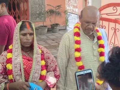 बहू पर दिल हार बैठा बुजुर्ग ससुर,घर से भागे,फिर गांव लौटकर मंदिर में की शादी