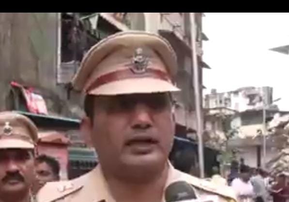 बचाव कार्य जारी है। एनडीआरएफ, पुलिस और फायर ब्रिगेड की टीमें बचाव अभियान चला रही हैं।
