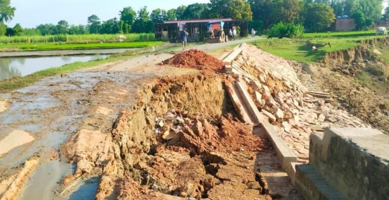 करमहिया घाट पर ध्वस्त हुआ पुल का एप्रोच।