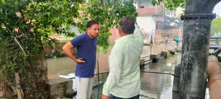 पंपिंग स्टेशनों पर लगाए गए रेगुलेटर को नगर आयुक्त ने किया निरीक्षण