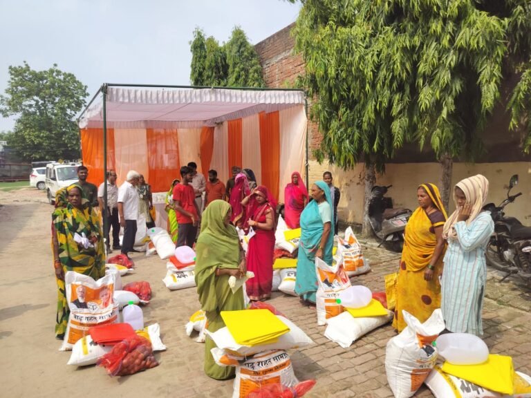 राहत सामग्री पाकर ग्राम वासियों के खिले चेहरे.