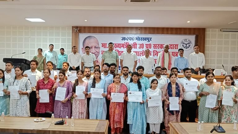 गोरखपुर जनपद के 209 नवनियुक्त लेखपालों को नियुक्ति पत्र किया गया वितरण
