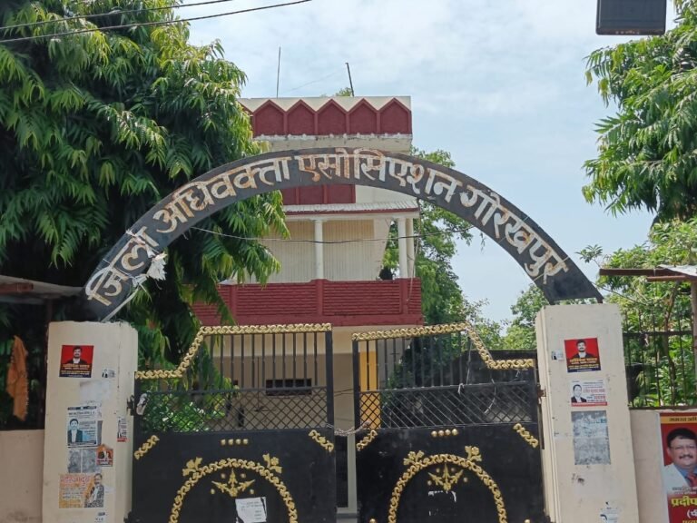 अधिवक्ताओं के बार-बार पत्रक देने से मुवक्किल हो रहे हल्कान परेशान.